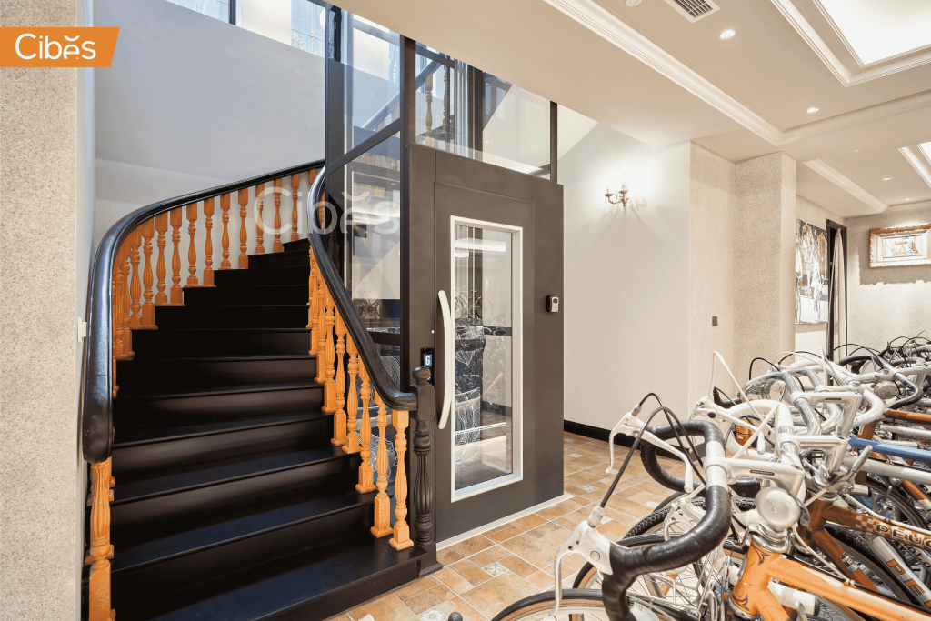 Home-elevator-in-the-middle-of-the-staircase