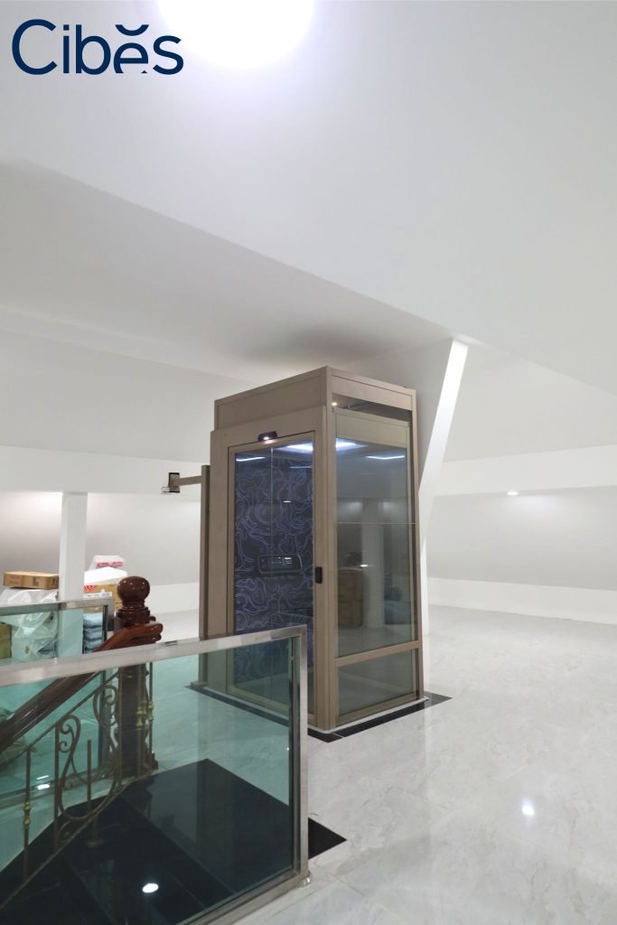 ជណ្តើរយន្ត Cibes នៅជាន់ខាងលើបំផុតនៃអគារ