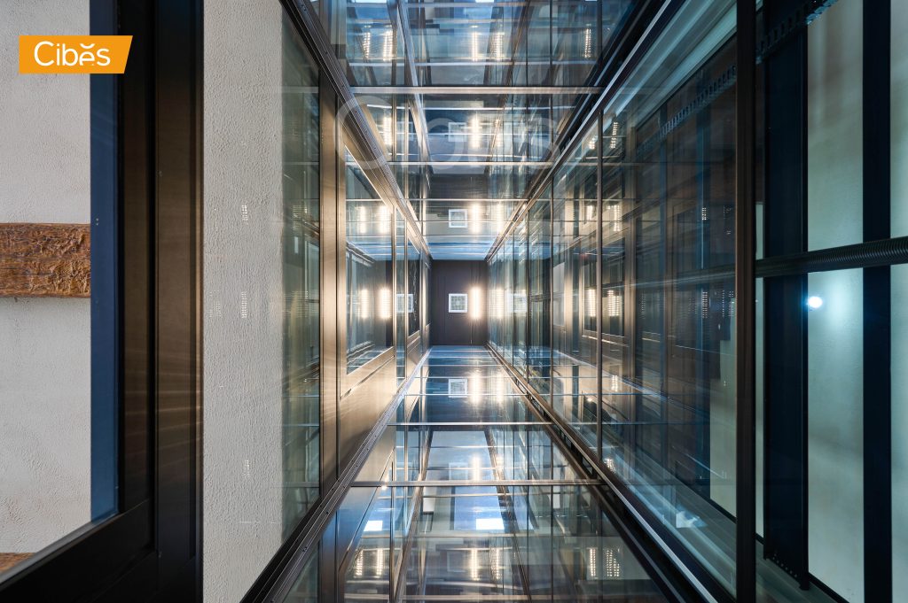 Panoramic glass lift with a 360-degree interior view